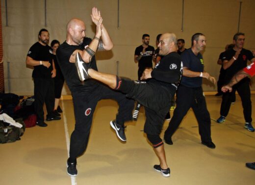 Una gran ventaja del entrenamiento de krav maga es aprender a lidiar con las amenazas y ataques callejeros comunes. El luchador más duro de MMA no está entrenando para lidiar con amenazas de armas o contra un cuchillo o un bate de béisbol